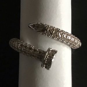 Nail head silver adjustable ring, with beautiful crystal.